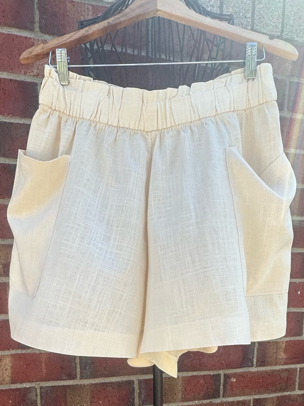 H&M Linen Blend Shorts Cream Elastic Waist Relaxed Wide Leg Coastal Minimalist